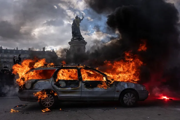Looters return to Paris after riots leave 1,000 police injured