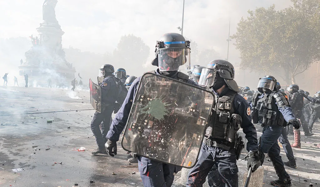 Paris extends curfew as Louvre closes before weekend protest