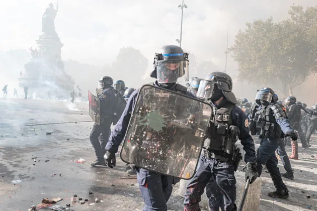 Paris extends curfew as Louvre closes before weekend protest