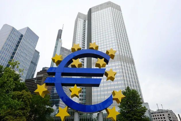 Traders build record bets against the euro as energy costs and French debt weigh
